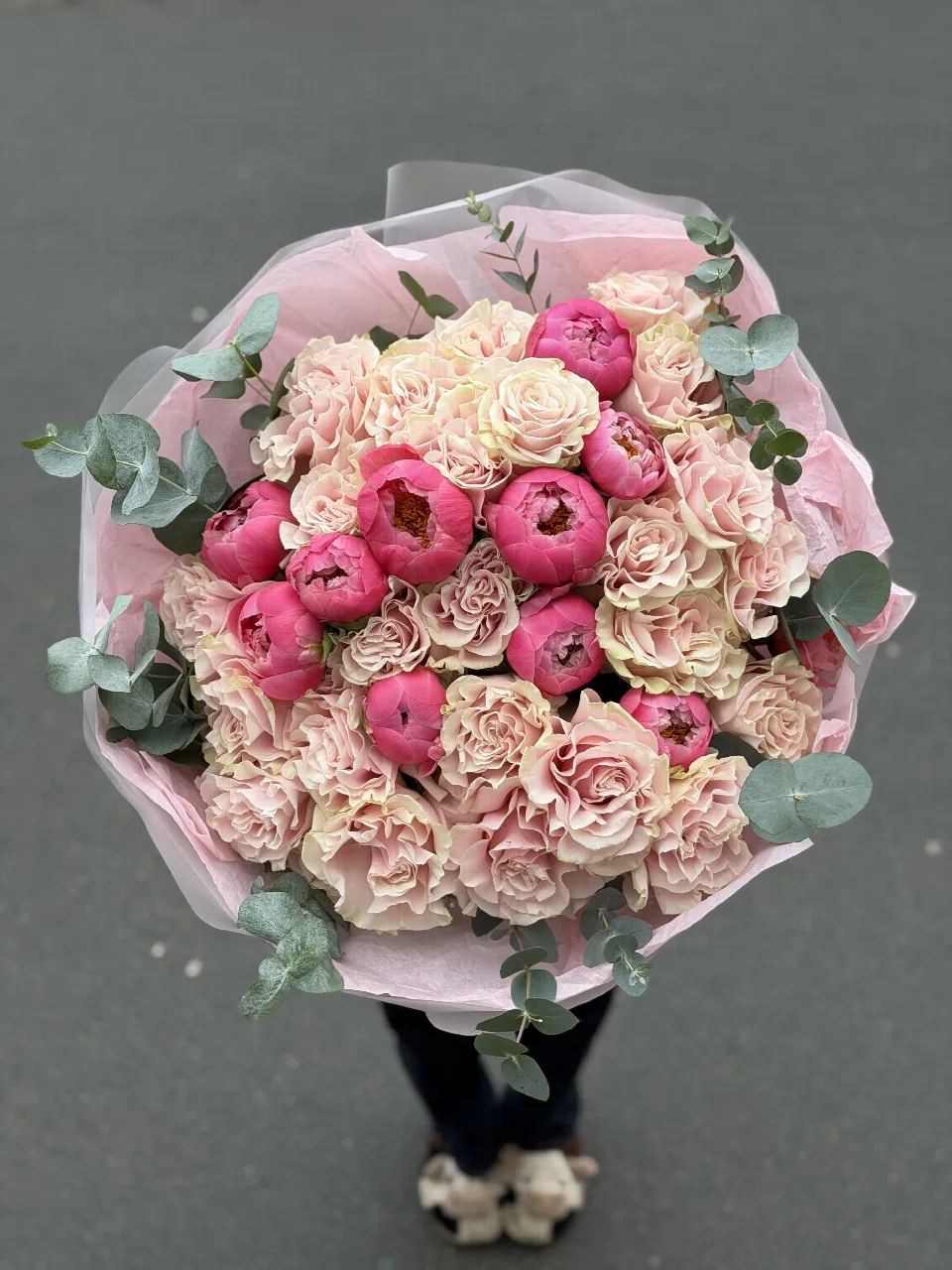 Wow букет из вывернутых роз «Pink mondial» и пионов «coral charm»