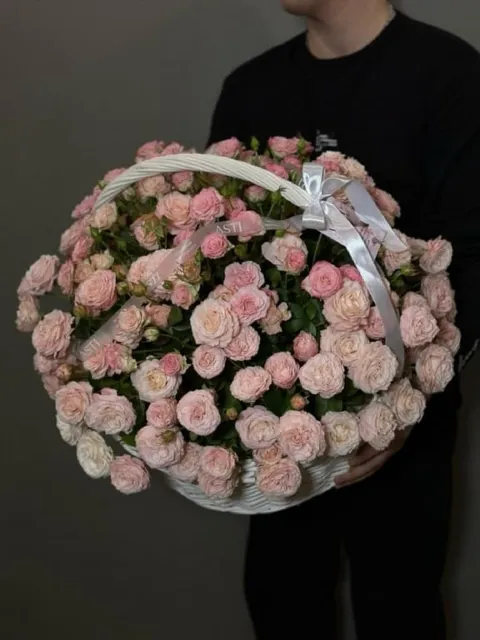 Корзина цветов из розовых кустовых роз