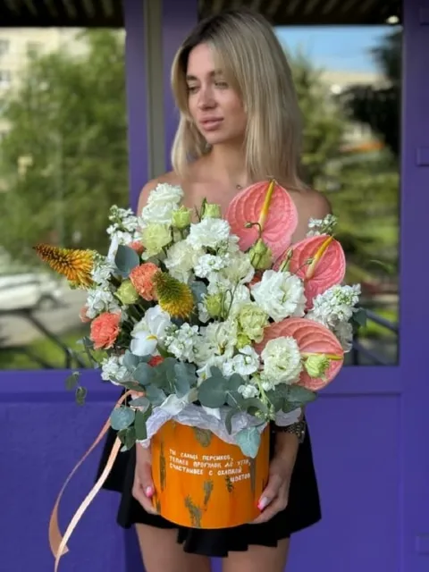 Цветы в коробке из эустомы «Фанта»