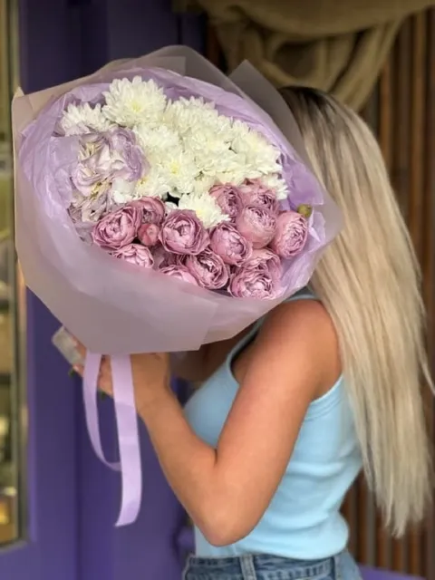 Букет из кустовых роз и хризантем «Ежевика со сливками»